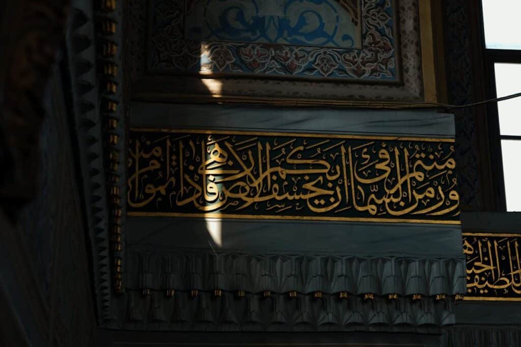 pexels photo 18634658 Intricate Arabic calligraphy adorns the ornate walls of an Istanbul mosque, highlighting Islamic artistry.